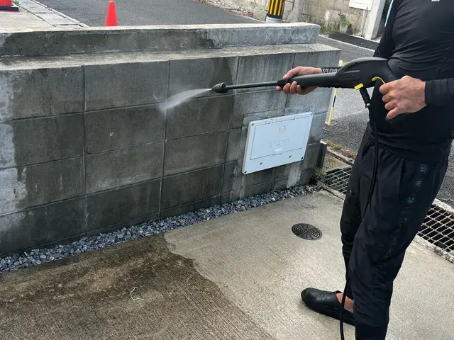 駐車場の高圧洗浄お任せくださいサービスの画像