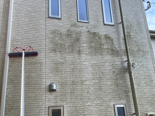 外壁を高圧洗浄機は使用せず地上からブラシで洗浄します。2階建3階建も可能です。サービスの画像