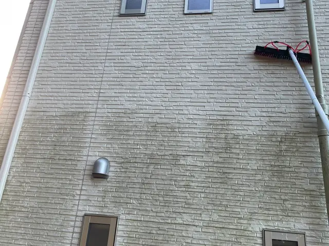 外壁を高圧洗浄機は使用せず地上からブラシで洗浄します。2階建3階建も可能です。サービスの画像