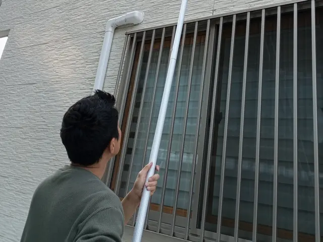 外壁を高圧洗浄機は使用せず地上からブラシで洗浄します。2階建3階建も可能です。サービスの画像