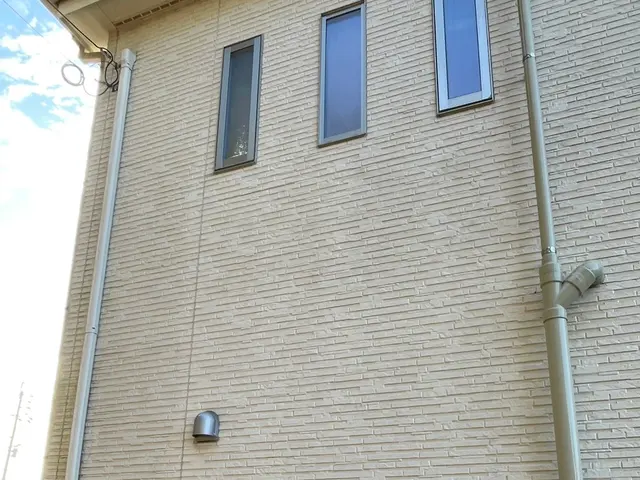 外壁を高圧洗浄機は使用せず地上からブラシで洗浄します。2階建3階建も可能です。サービスの画像