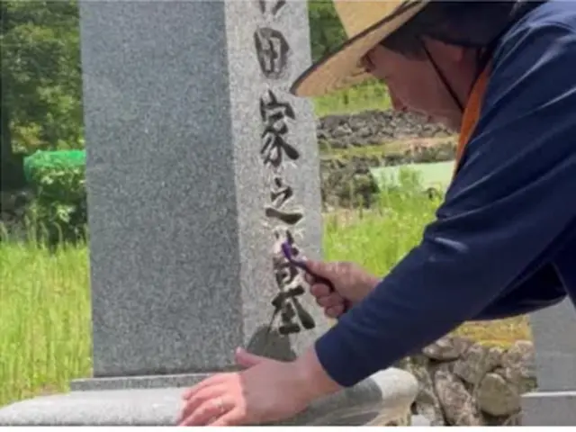 お墓のお掃除代行いたします。黒ずみやサビ等、こころを込めてキレイにいたします。サービスの画像