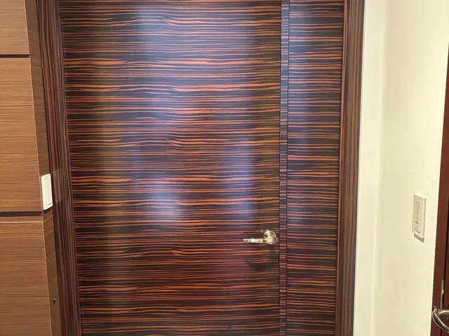 古くなった扉が新品の様な仕上がりに！サービスの画像