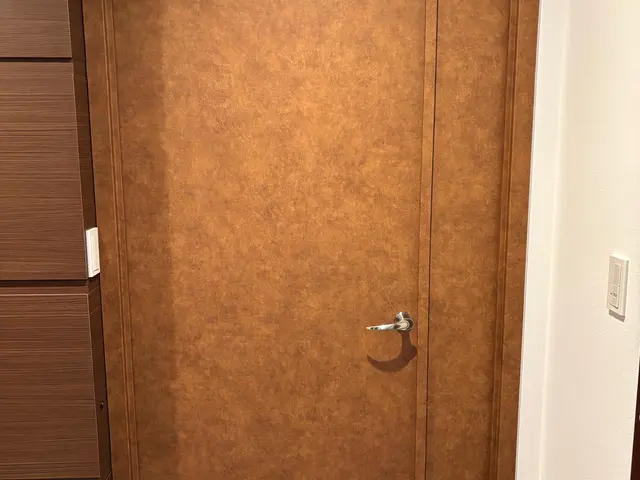 古くなった扉が新品の様な仕上がりに！サービスの画像