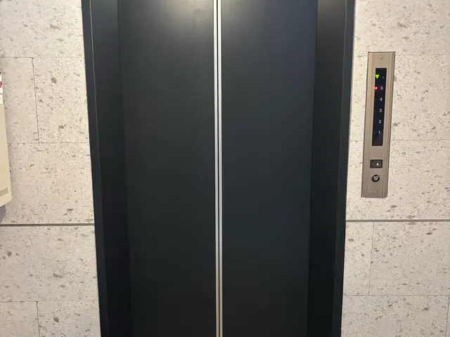 古くなった扉が新品の様な仕上がりに！サービスの画像