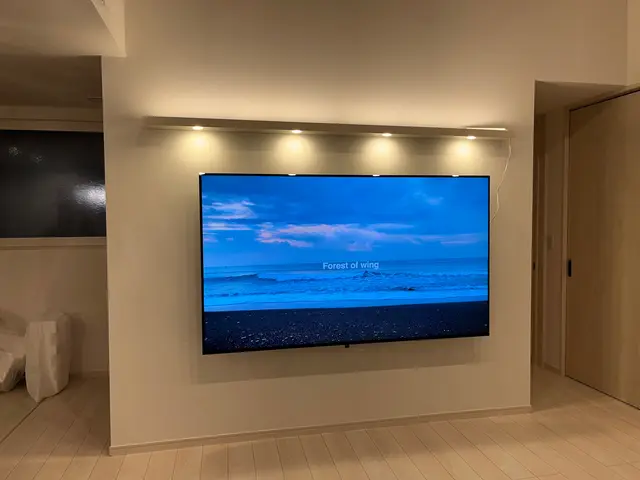 テレビの壁掛け設置隠蔽配線サービスの画像