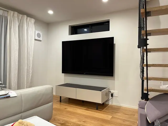 テレビの壁掛け設置隠蔽配線サービスの画像