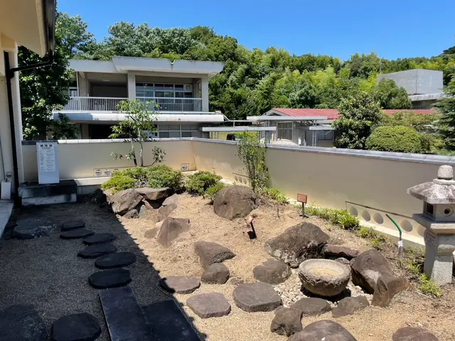 根から丁寧に草むしりを行います！出店記念キャンペーンにつき地域最安値に挑戦中！サービスの画像