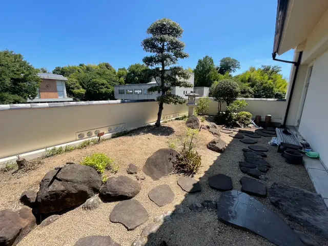 根から丁寧に草むしりを行います！出店記念キャンペーンにつき地域最安値に挑戦中！サービスの画像