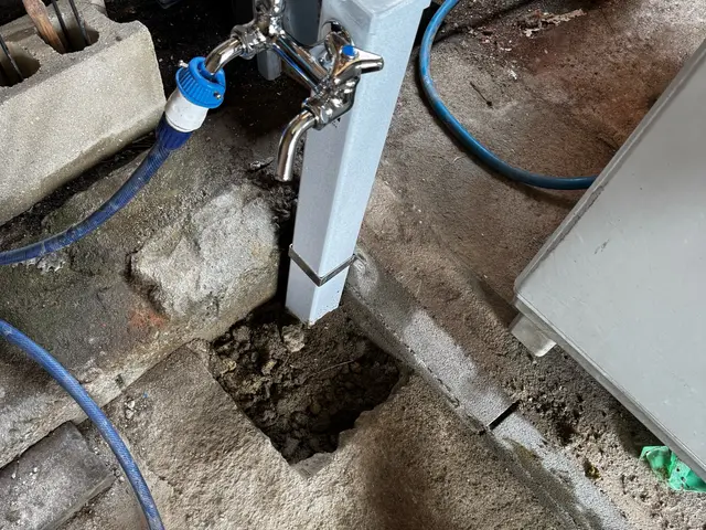 正確かつスピーディーな施工が自慢。3姉妹のパパが丁寧に作業します。サービスの画像