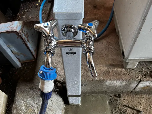 正確かつスピーディーな施工が自慢。3姉妹のパパが丁寧に作業します。サービスの画像