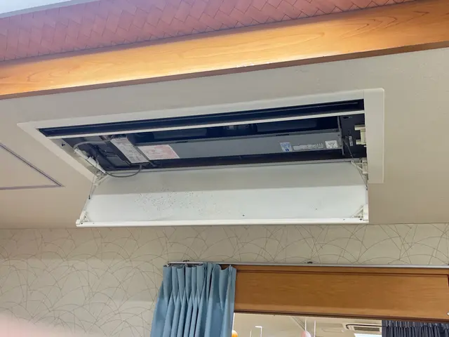 業務用天井埋込式、天吊りエアコンサービスの画像