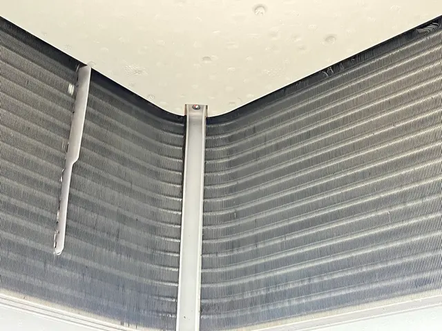 業務用天井埋込式、天吊りエアコンサービスの画像