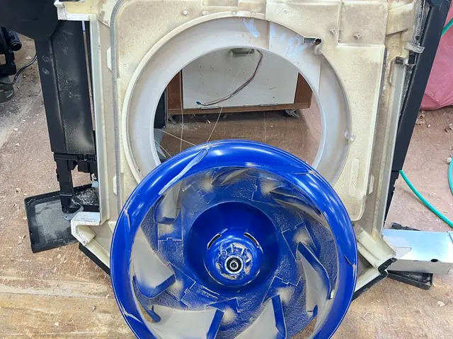 業務用天井埋込式、天吊りエアコンサービスの画像