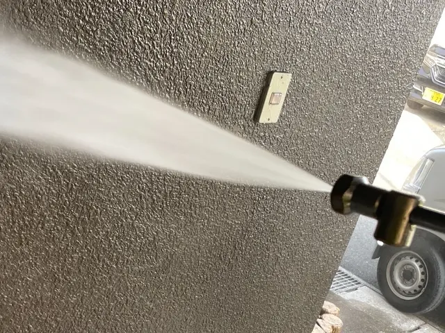 外壁や外構の洗浄作業  仕上がり重視で丁寧に作業いたしますサービスの画像