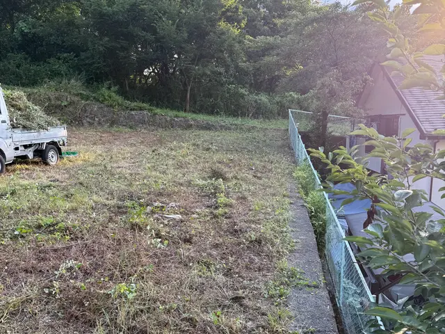 草刈取り手作業で行いますサービスの画像