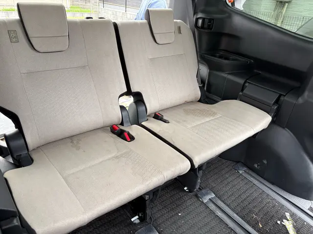 車内清掃【新車の輝きに近づけます】お客様安心の損害保険加入済み。サービスの画像