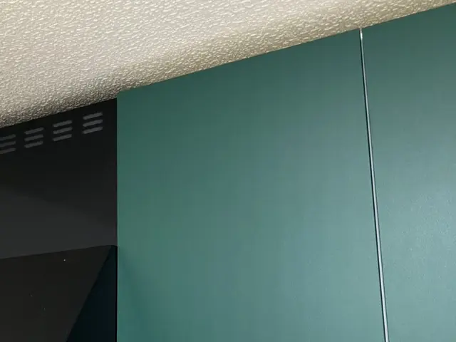 貼って再生！　交換せずに見た目をリニューアル出来ます　キッチン扉シート施工サービスの画像