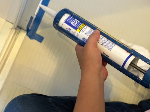 水回りのコーキング☆丁寧に打ち換えいたします☆浴室折り戸パッキン交換も出来ます。サービスの画像