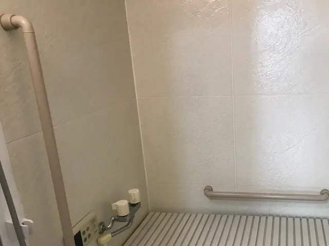 水回りのコーキング☆丁寧に打ち換えいたします☆浴室折り戸パッキン交換も出来ます。サービスの画像