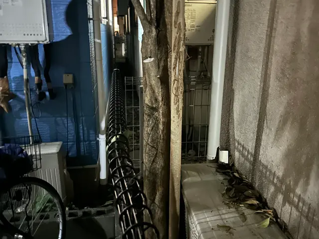 作業前に御神酒でお清め、木に対して敬意を持って作業させていただきますサービスの画像