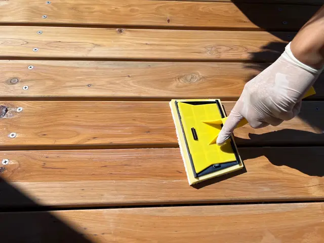 風雨から守る、木の美しさを長持ちさせる塗装技術サービスの画像