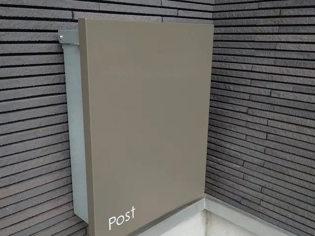 【ポストの交換】　取付のみは12,000円で承ります。水平確認 コンクリートOKサービスの画像