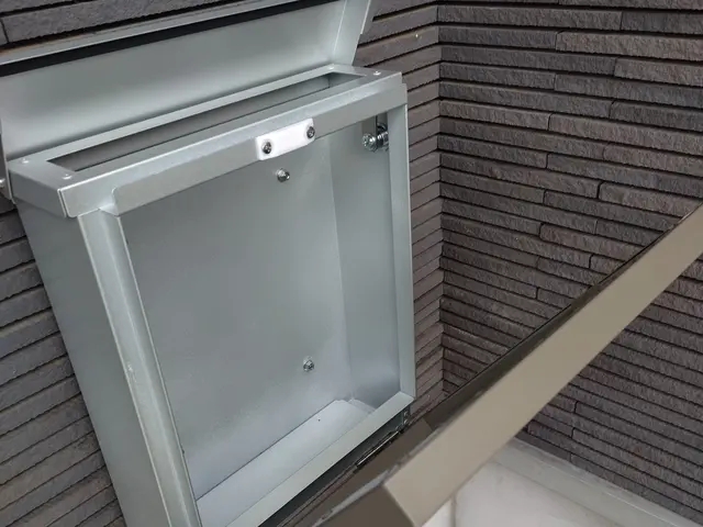 【ポストの交換】　取付のみは12,000円で承ります。水平確認 コンクリートOKサービスの画像