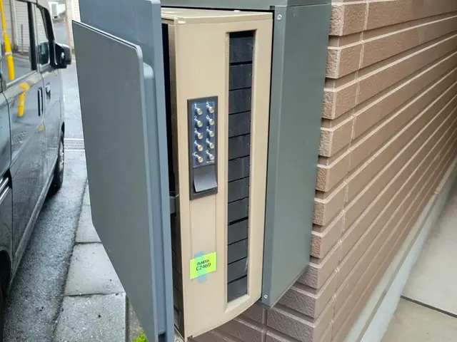 【ポストの交換】　取付のみは12,000円で承ります。水平確認 コンクリートOKサービスの画像