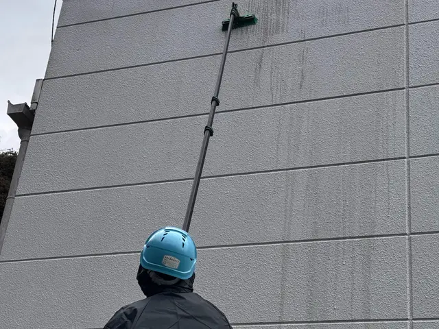 外壁の1面から可能！汚れ外壁コケ取りならスカッとスッキり三重にお任せください。サービスの画像