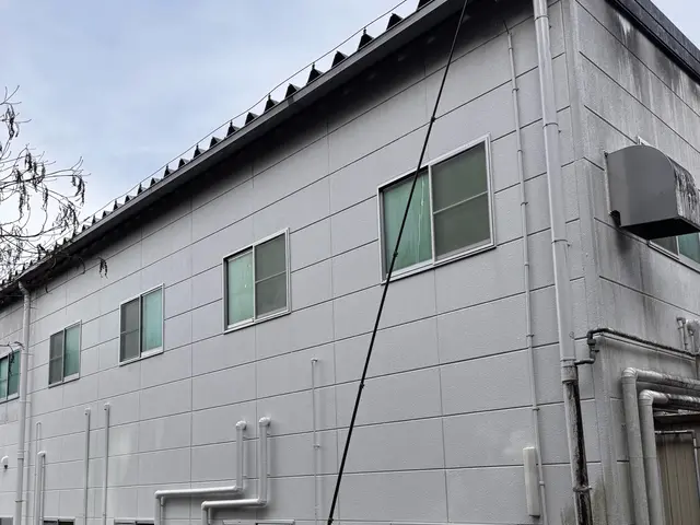 外壁の1面から可能！汚れ外壁コケ取りならスカッとスッキり三重にお任せください。サービスの画像