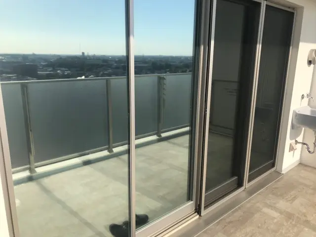 既存の窓ガラスに地震対策、UVカット対策、熱さ（暑さ）防止対策フィルムを！サービスの画像