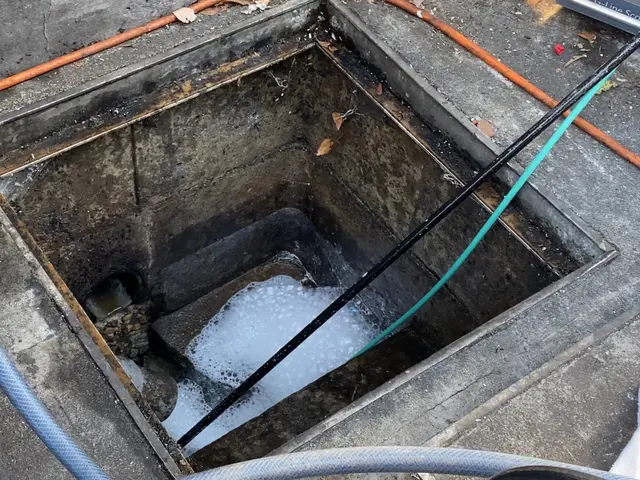 飲食店・グレイチング&排水管高圧洗浄　マス清掃、トラップ清掃、グリストラップ可。サービスの画像
