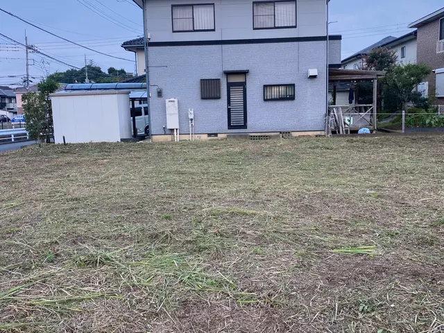 どんなに伸びた雑草でも綺麗に致します。暑い日でも喜んで対応させて頂きます！サービスの画像