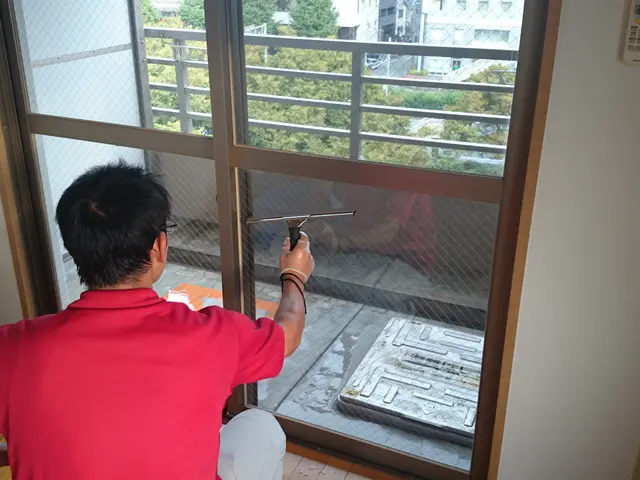 夫婦2人で訪問！役割分担で作業が速い！網戸も窓枠もお掃除。お部屋が明るくなりますサービスの画像