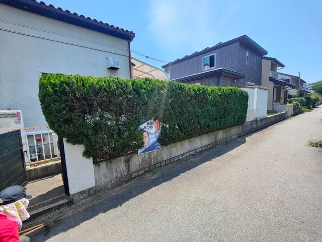 ☆夏にスッキリ！便利屋さんの剪定☆伸び放題の植木や生垣を丁寧に剪定します☆サービスの画像