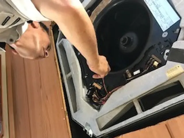 店舗、事務所等に設置されている業務用エアコンのクリーニングをいたします。サービスの画像