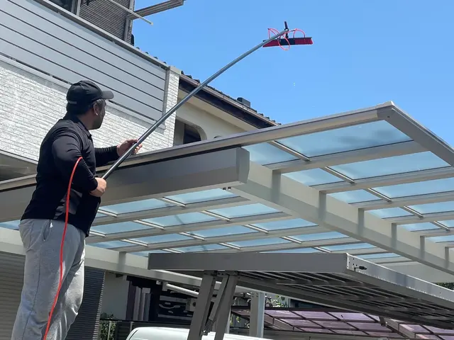 ◆カーポート高圧洗浄◆その他外回り対応可能！駐車場とセットで洗浄も可能２４H対応サービスの画像