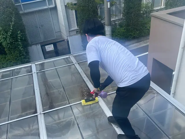 ◆カーポート高圧洗浄◆その他外回り対応可能！駐車場とセットで洗浄も可能２４H対応サービスの画像