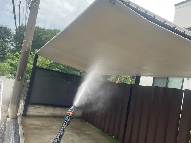 ◆カーポート高圧洗浄◆その他外回り対応可能！駐車場とセットで洗浄も可能２４H対応サービスの画像