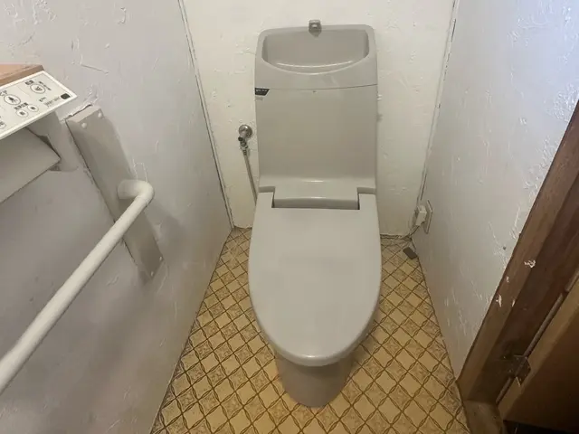 トイレの交換工事、お客様で用意してもらった物も取り付け致します！サービスの画像