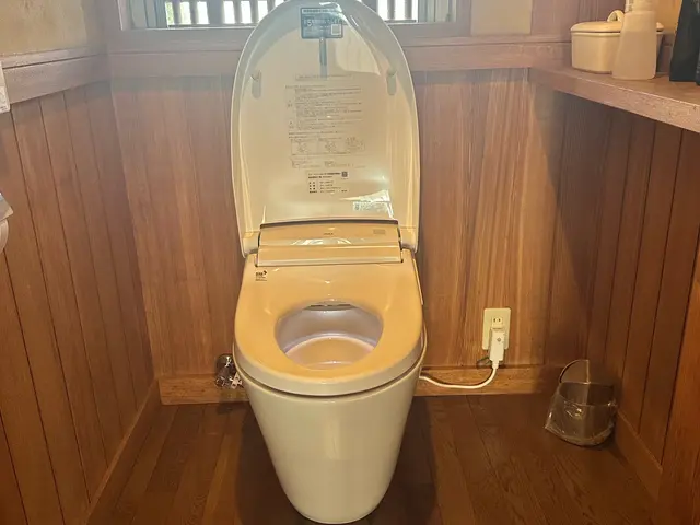 トイレの交換工事、お客様で用意してもらった物も取り付け致します！サービスの画像