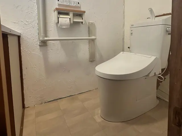 トイレの交換工事、お客様で用意してもらった物も取り付け致します！サービスの画像
