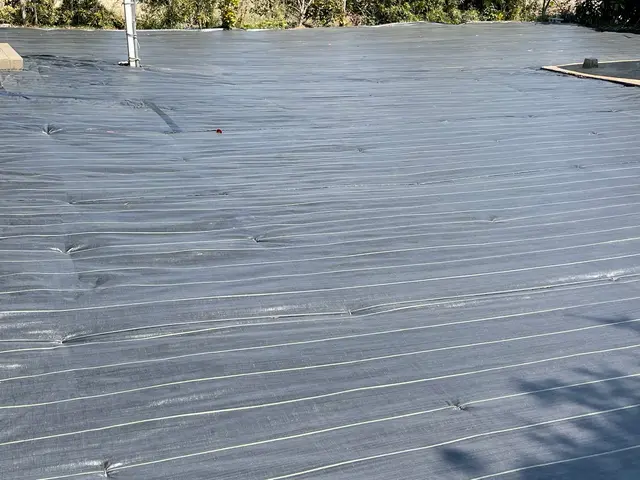 (草が生えない綺麗な家へ)防草シート、砂利敷きお任せください！サービスの画像