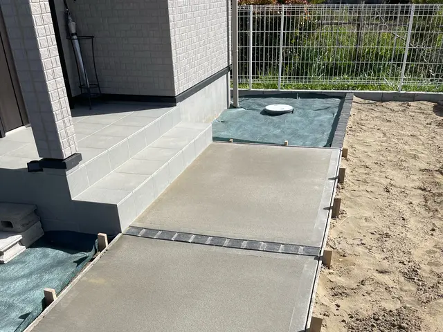 (草が生えない綺麗な家へ)防草シート、砂利敷きお任せください！サービスの画像