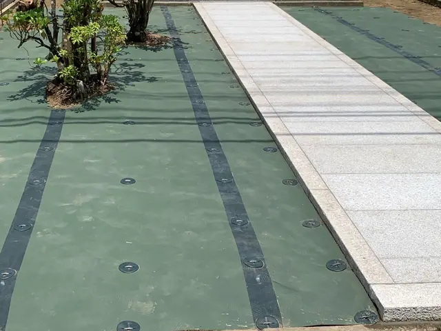 (草が生えない綺麗な家へ)防草シート、砂利敷きお任せください！サービスの画像