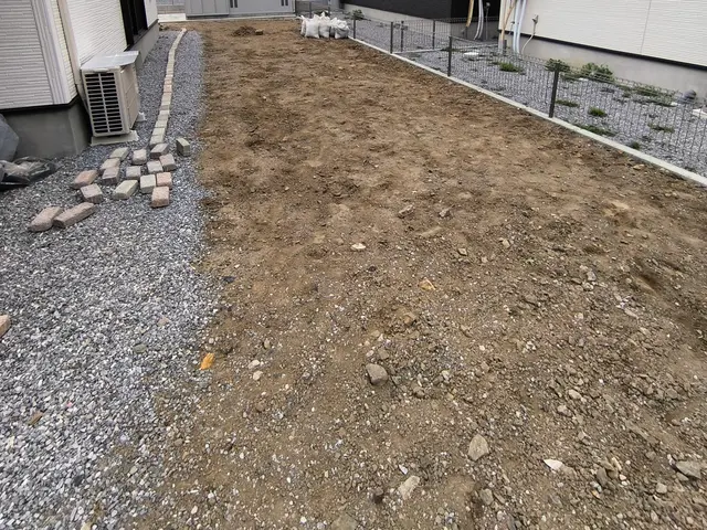 気合と根性で全部抜きます！！根から除去で状態長持ち！！除草剤散布も可能！！サービスの画像