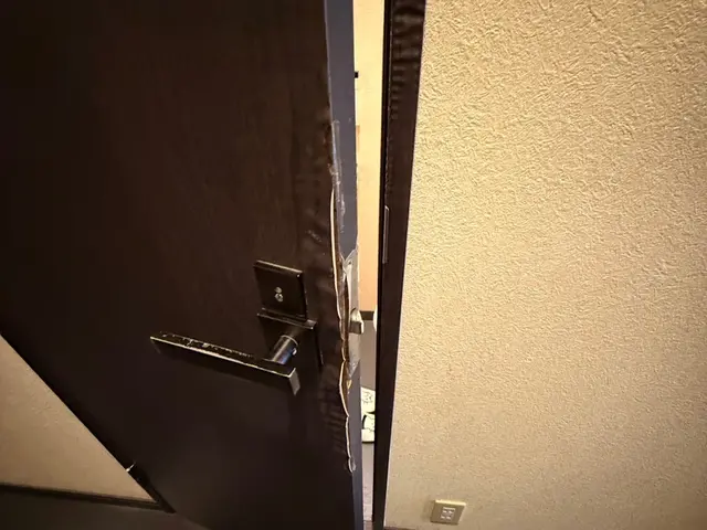 穴と一緒に雰囲気も変えてみませんか？穴を補修して化粧シートで仕上げます！サービスの画像