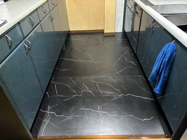 クレジットカード対応！上貼り出来るお家なら解体不要でお安く施工！アフターフォローサービスの画像