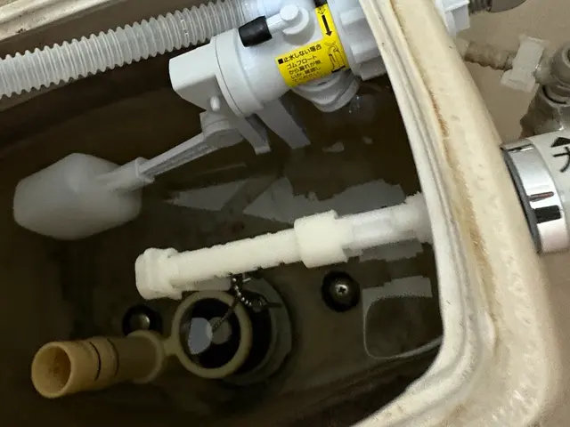 トイレタンクのレバーハンドル交換、心を込めて作業いたします。サービスの画像